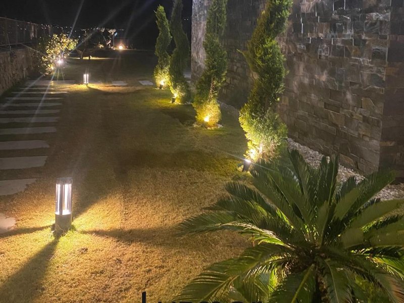 Villa bahçesinde bollard ve spot aydınlatma