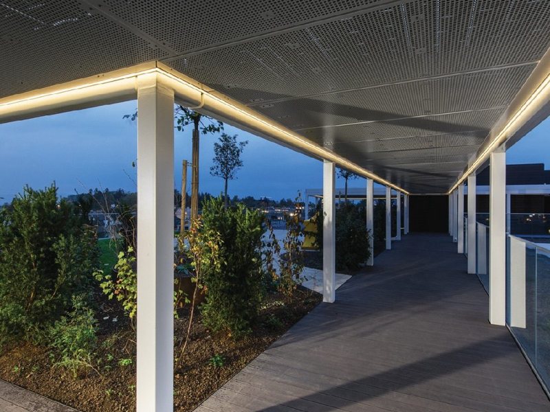Teras ve yürüyüş yolunda lineer LED aydınlatma