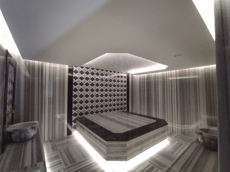 Otel odasında gizli LED ve yıldız tavan