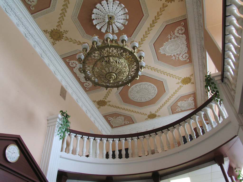 Villa bahçesinde doğru açılandırılmış dış mekan aydınlatma armatürü