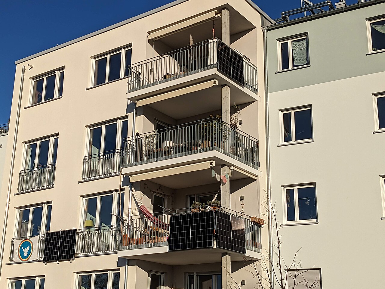 Balkona monte edilmiş tak-çalıştır güneş paneli sistemi