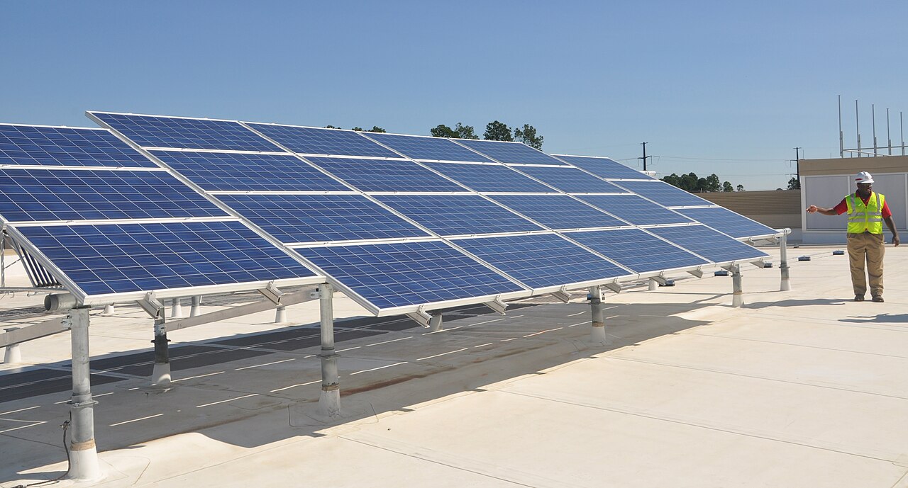 Çatıya kurulmuş güneş enerjisi panelleri ve kontrol ünitesi