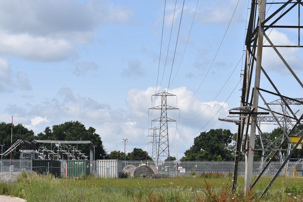 Çatıda kurulu güneş enerjisi paneli sistemi ve elektrik bağlantı panosu