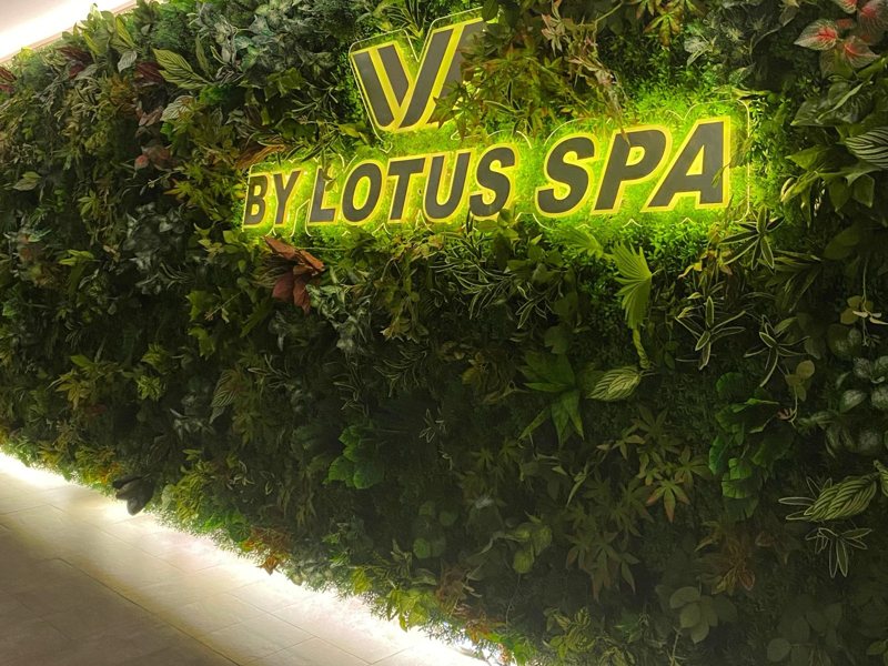Lotus Spa yeşil duvar aydınlatması
